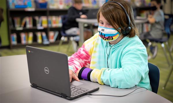 Students use virtual reality headsets